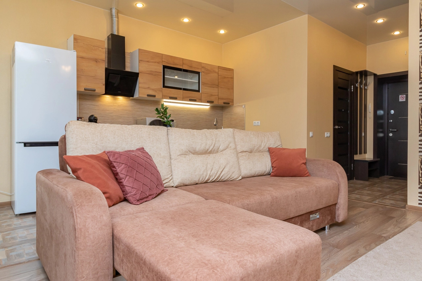 Квартира Happy House Просторная студия с балконом