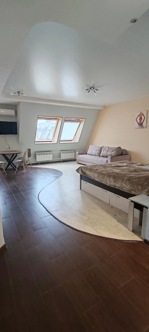 Квартира - студия в центре, есть выход на крышу и бесплатная парковка