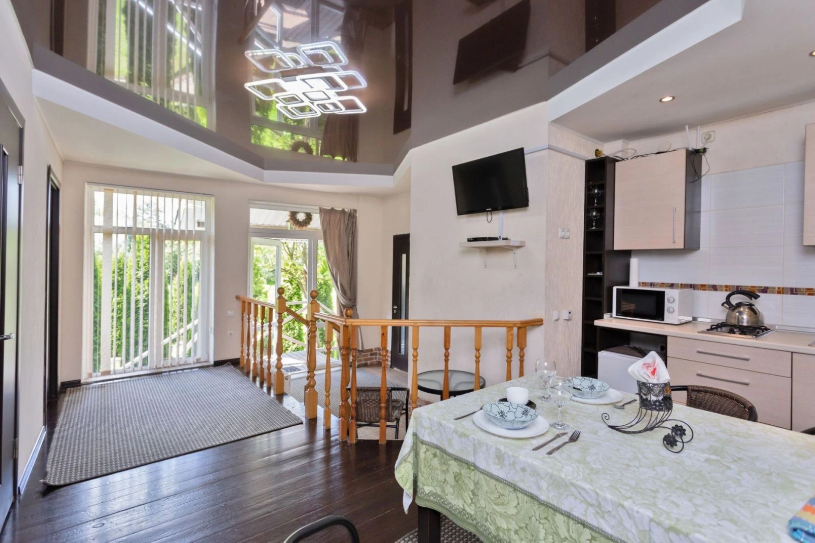 Частный Дом Коттедж Белый Домик у Пруда