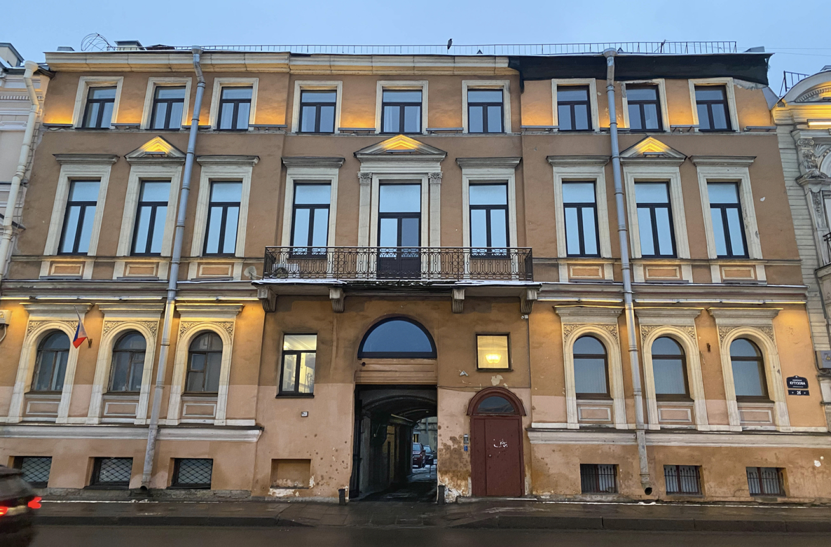 Дизайнерские апapтaменты с потpясающим видом нa Нeву и кpeйceр Аврорa