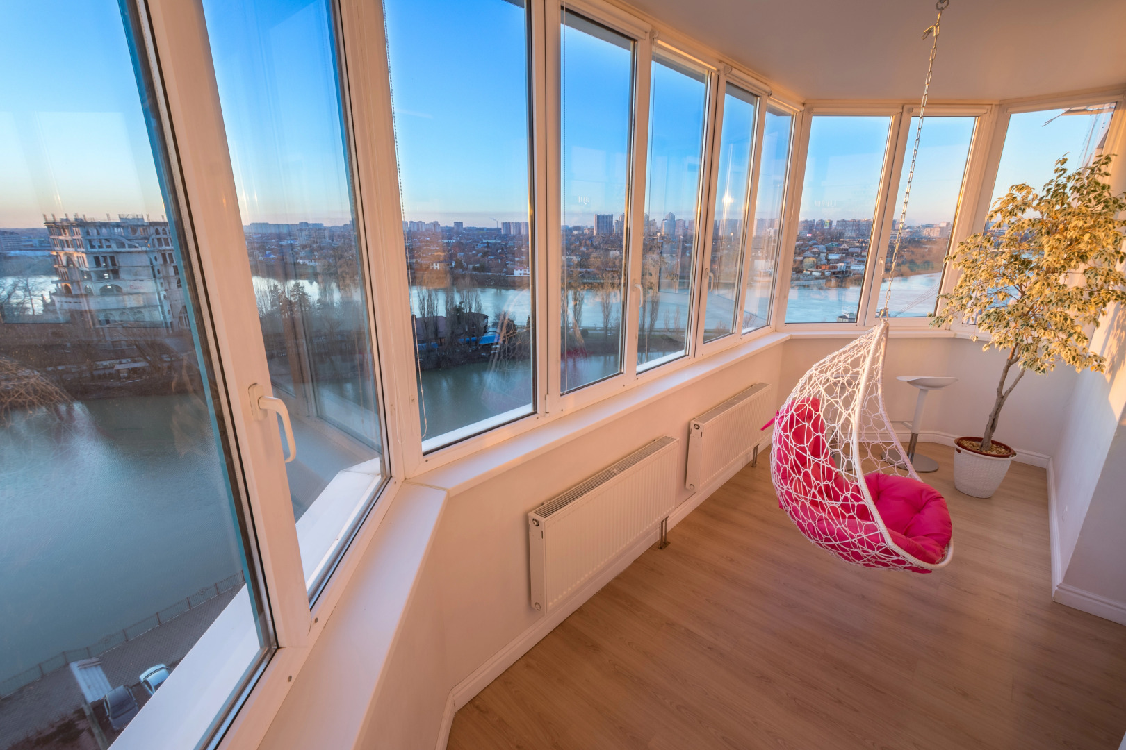 Апартаменты с захватывающим видом на «Мост Поцелуев» и парк 30-летия Победы