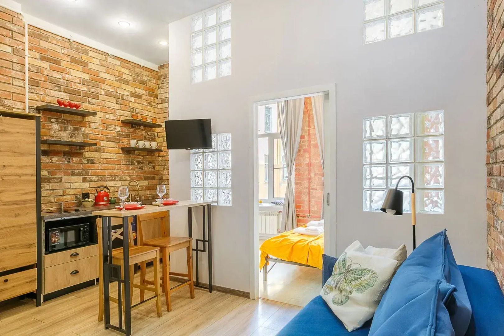 Апартаменты на Большом 13 Два Окна в Спальне