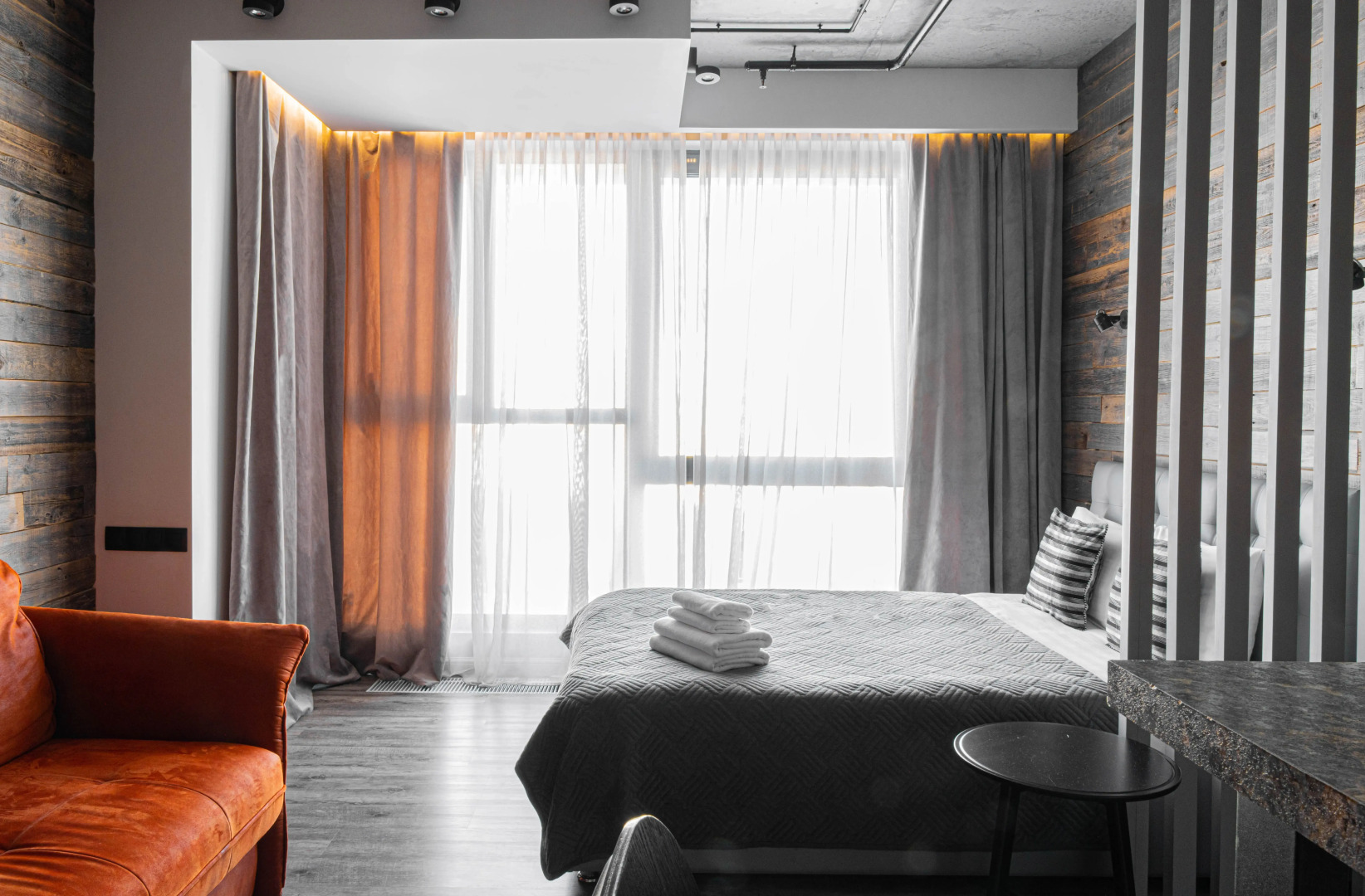 Апартаменты Lalapart Wooden Loft с дизайнерским ремонтом в ЖК Лайнер