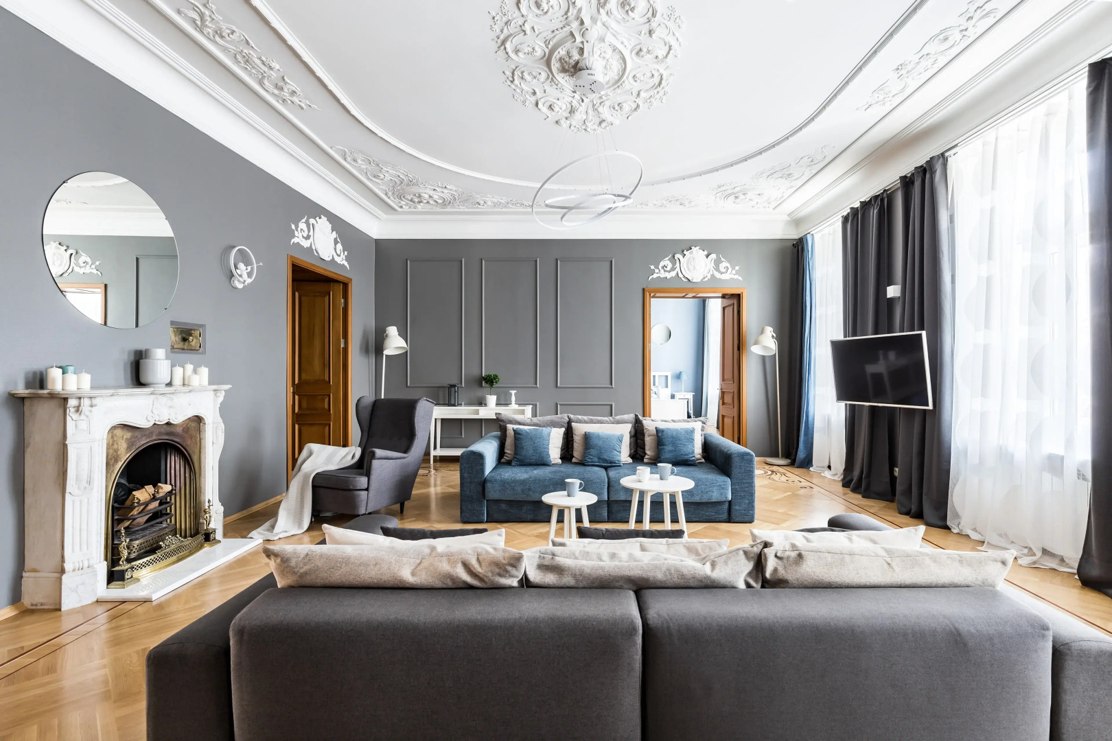 Апартаменты Avenue 180 кв.м с видом на Большую Конюшенную Улицу и Церковь Петра и Павла