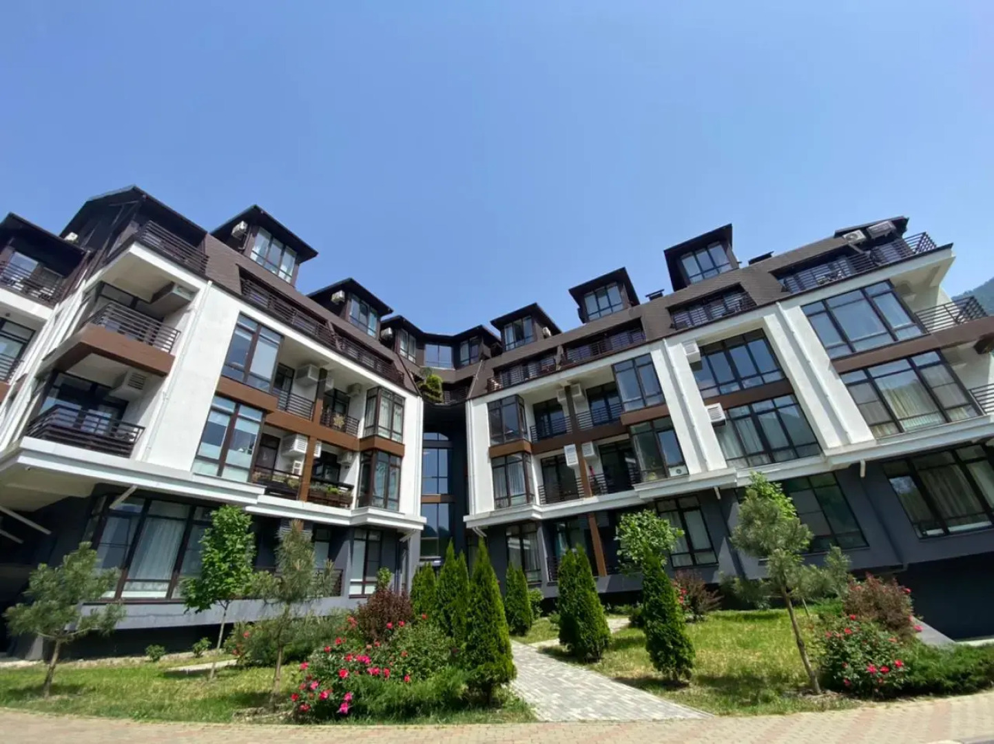 Море квартир с видом на горы