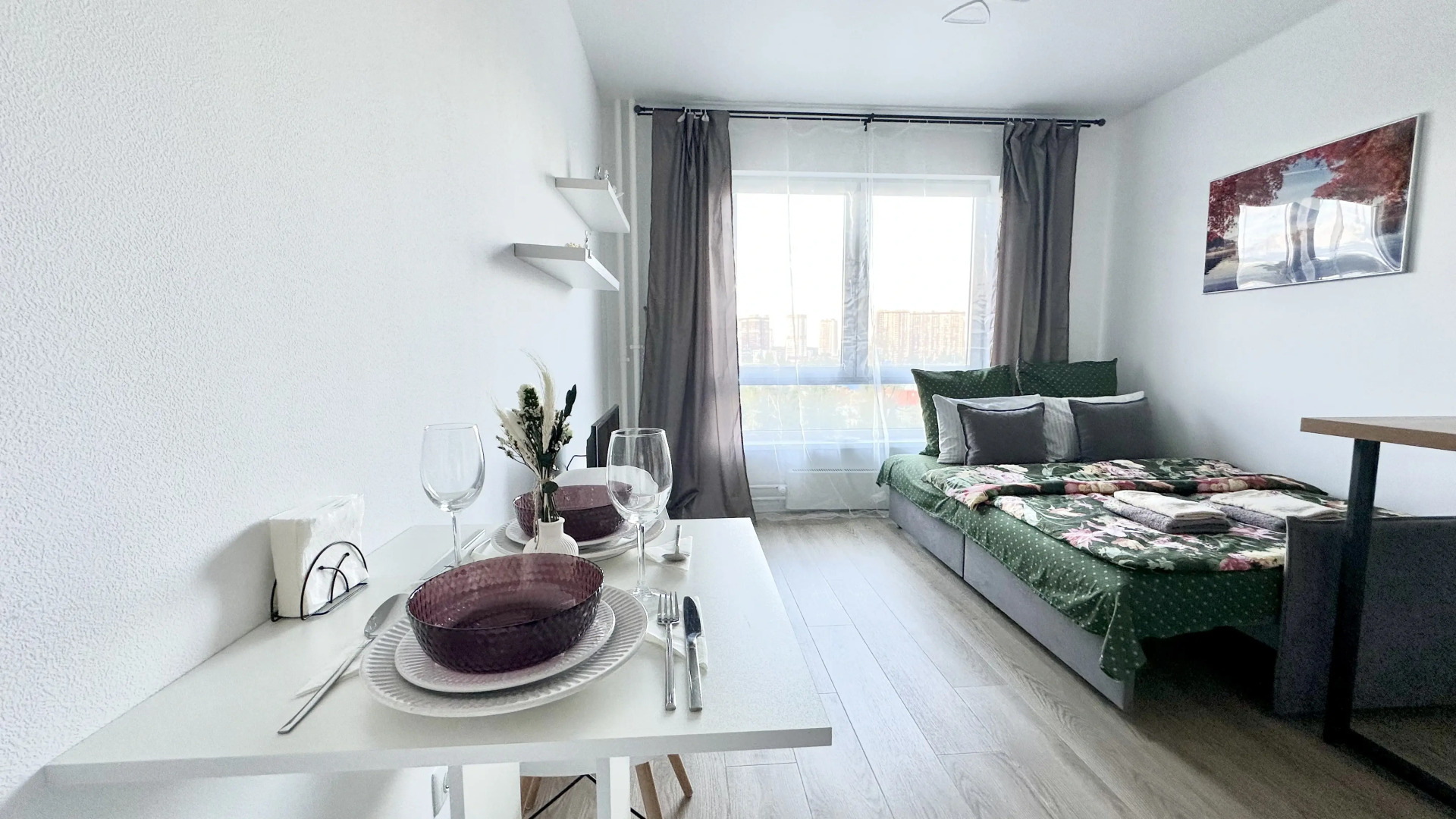 Апартаменты Истоман Two с видом на пруд