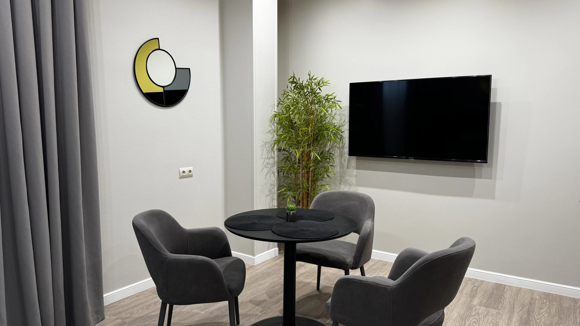 Апартаменты  Apart SV4 Цоколь Раушен Престиж