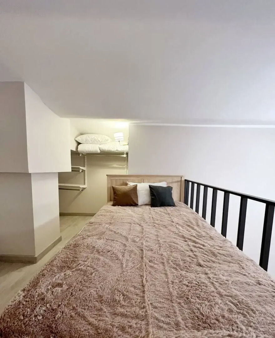 Двухуровневые апартаменты Purple Aurora у метро Бауманская