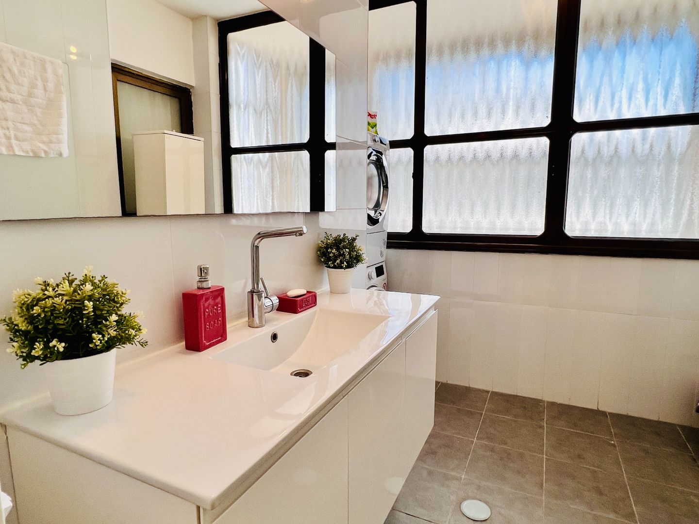 Апартаменты Elegant Apt with Balcony & Sea View by FeelHome