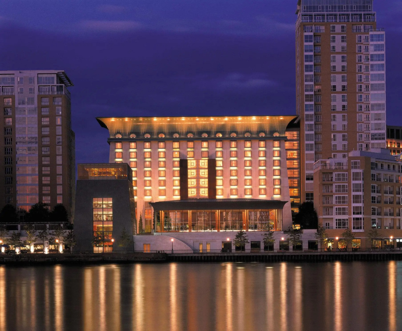Canary Riverside Plaza Hotel