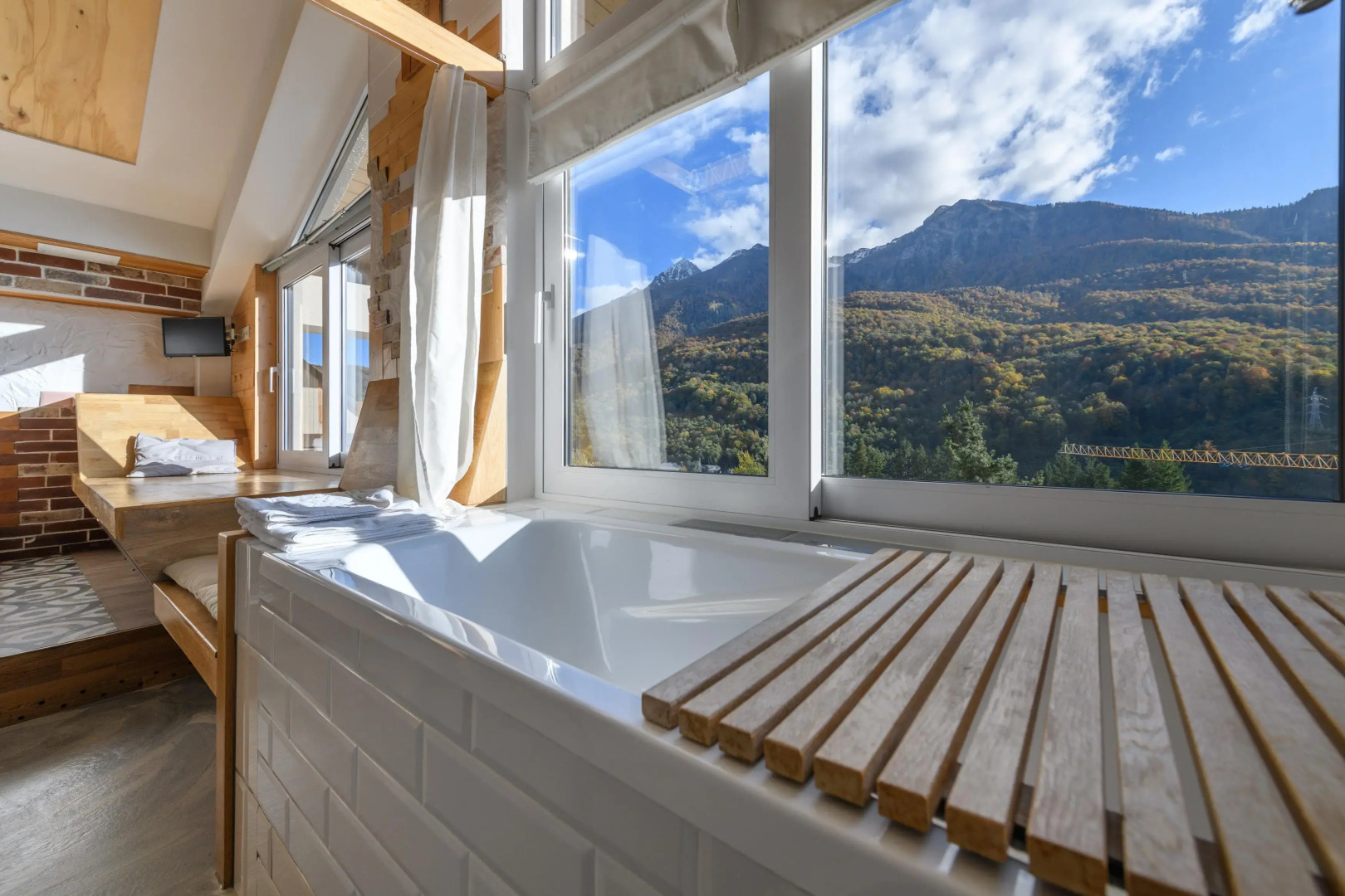 Апартаменты Оплот ETHNICA Дизайн Студия | 40м² | 3 Этаж Ваше Окно в Горы