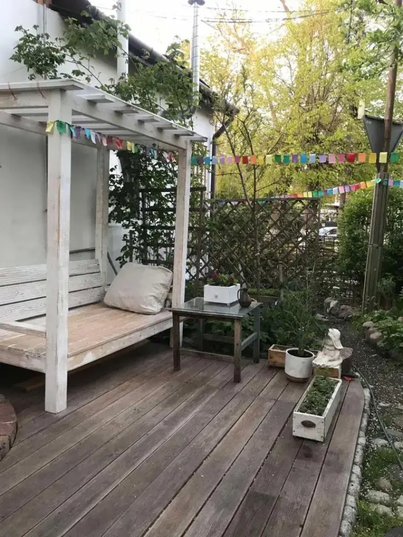 Апартаменты возле пляжа с красивым садом