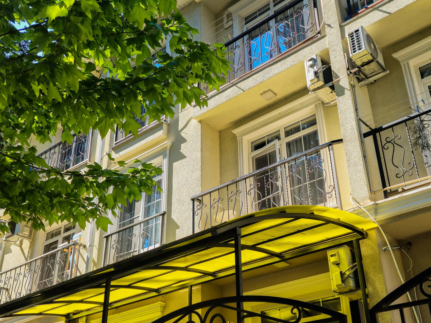 Квартира Студия на тихой улице с красивым фонтаном во дворе