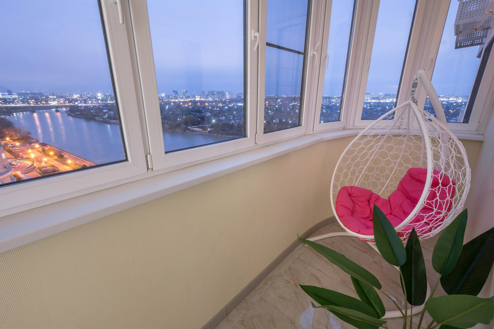 Квартира с большим телевизором и шикарным видом на реку Кубань 1