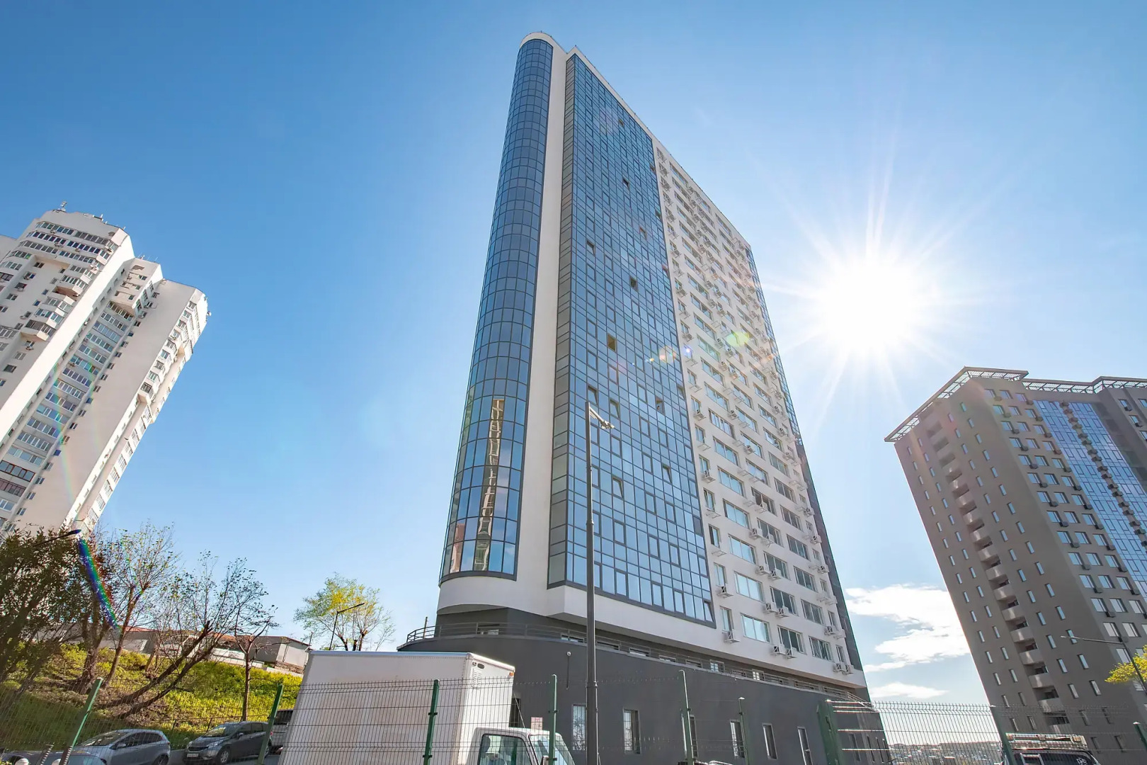 Апартаменты на высоком этаже, рядом с театром и мостом, недалеко от центра. Фастовская 29.