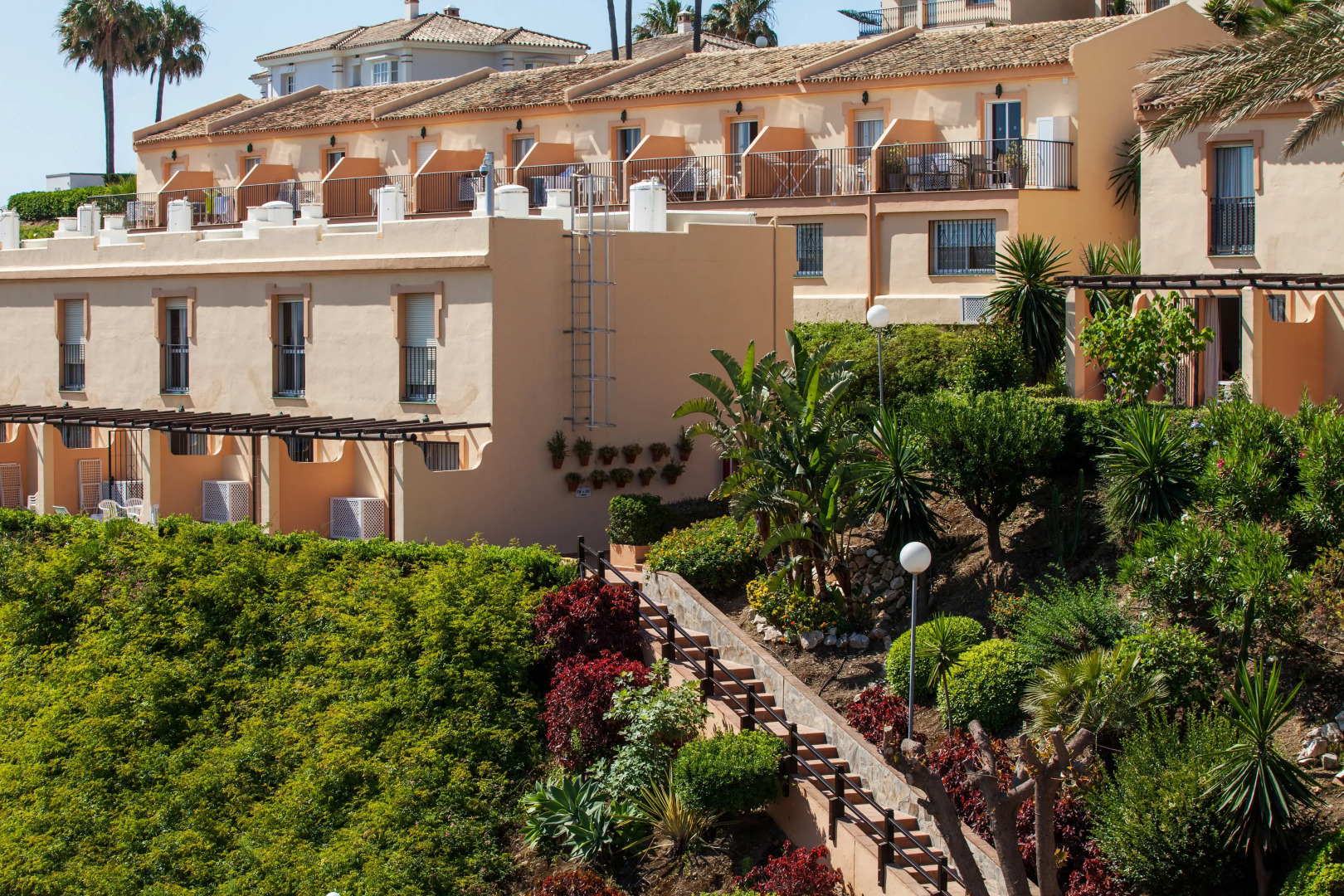 Курортный отель Ramada Hotel & Suites by Wyndham Costa del Sol