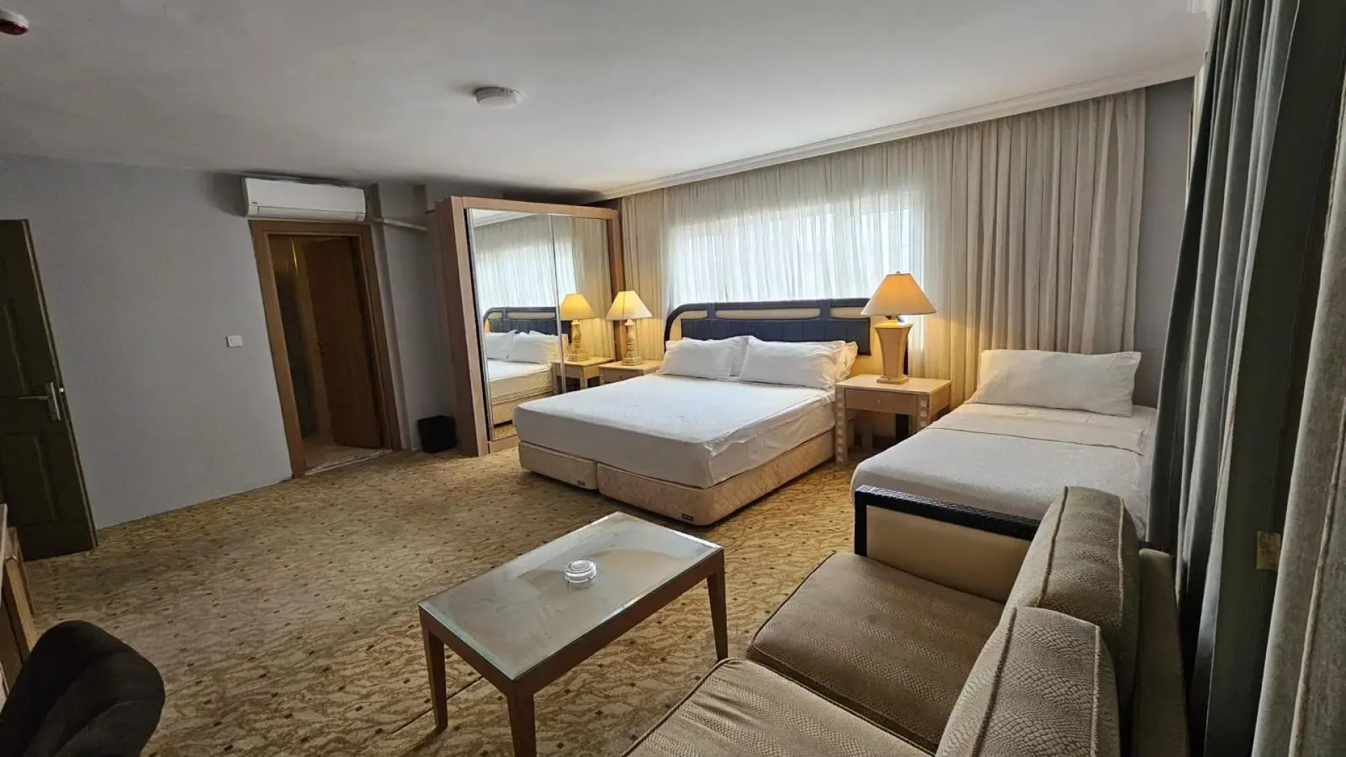 Отель Sever Suites