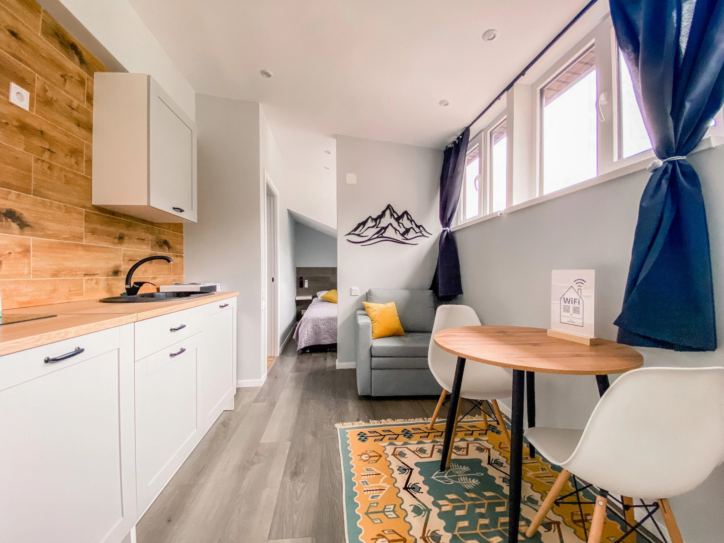 Студия с видом на озеро и горы на улице ГЭС