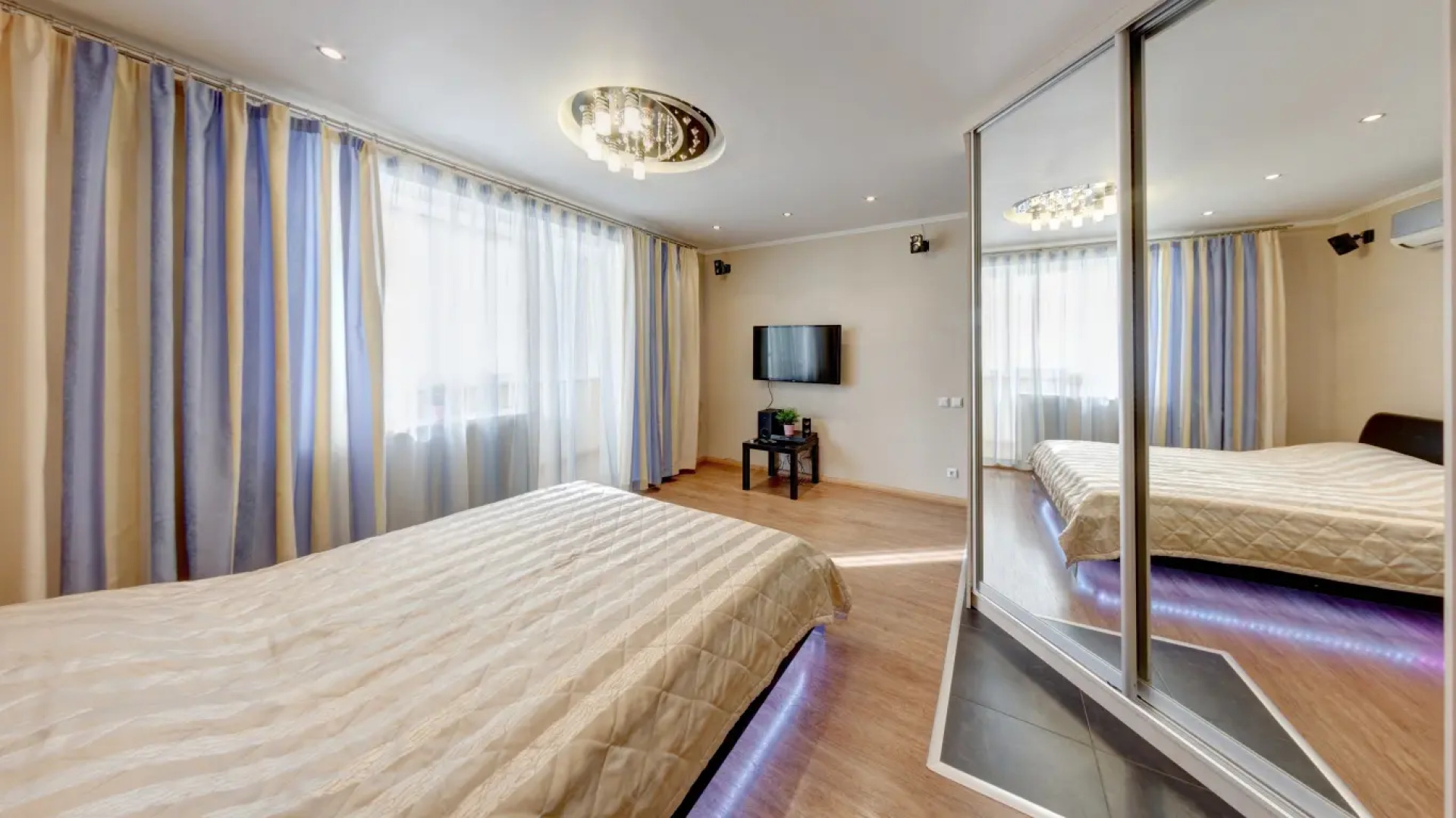 Апартаменты Стандартные с Балконом и Видом на Город на площади МОПРа