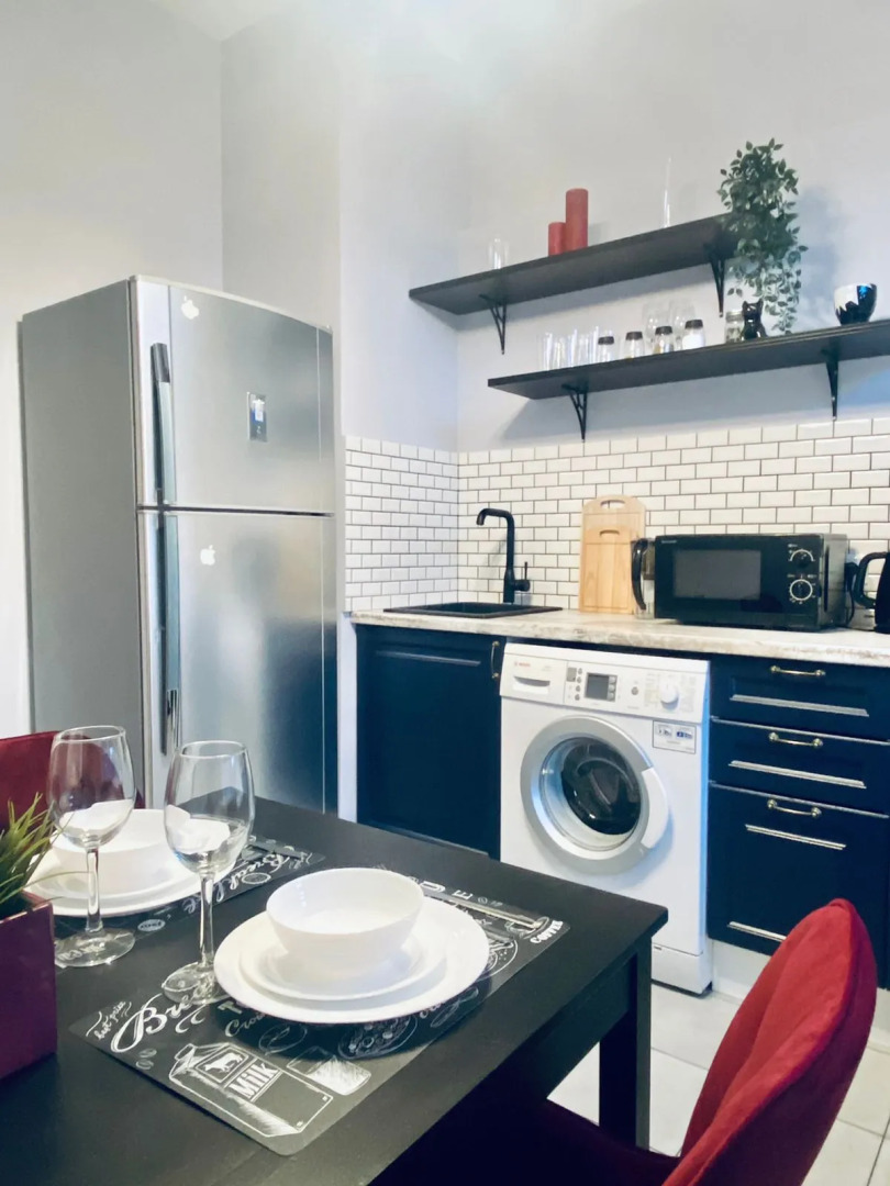 Апартаменты 2х комнатная квартира в Сталинке с 3х метровыми потолками у метро