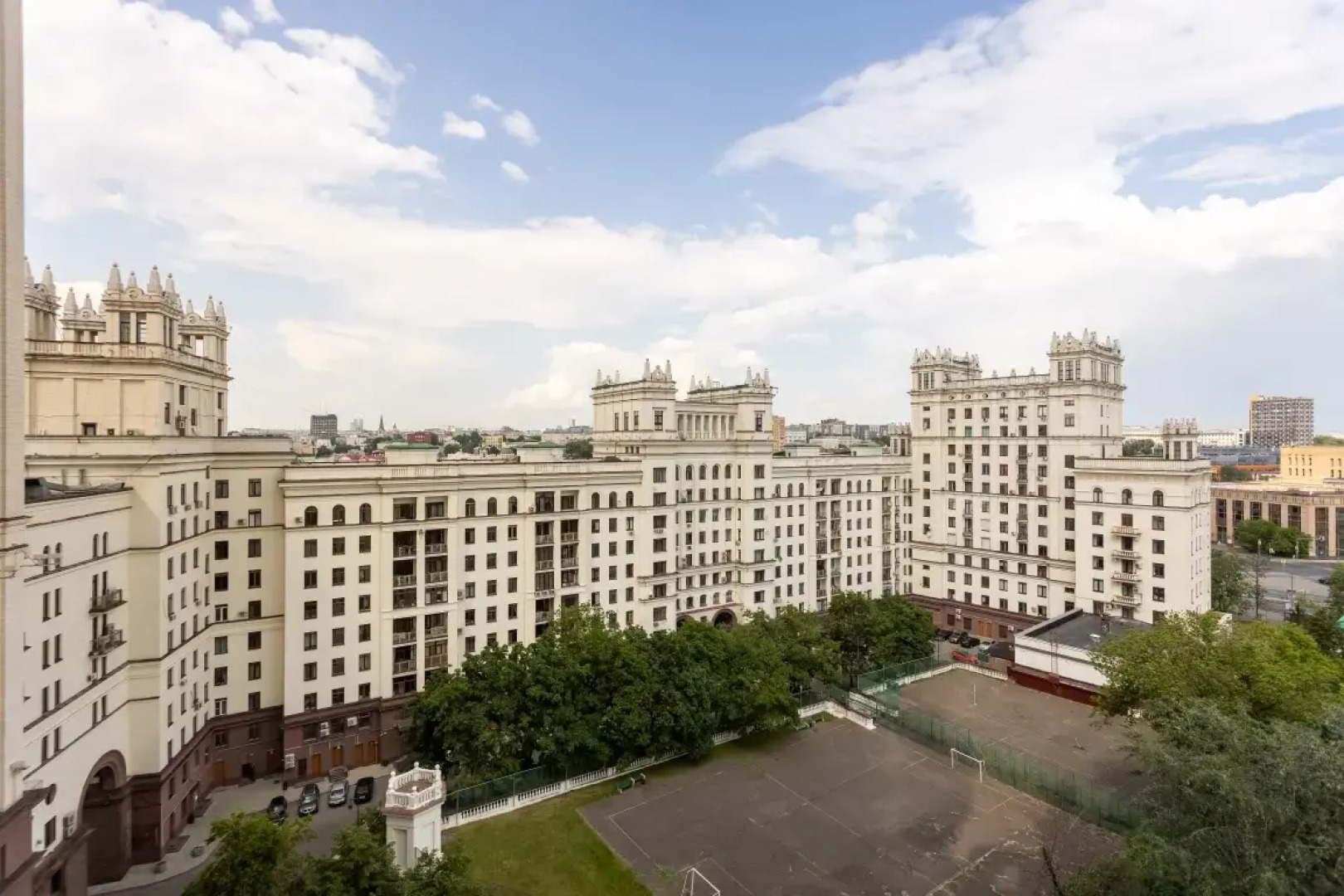 Апартаменты Улучшенные с Двумя Спальнями и Балконом