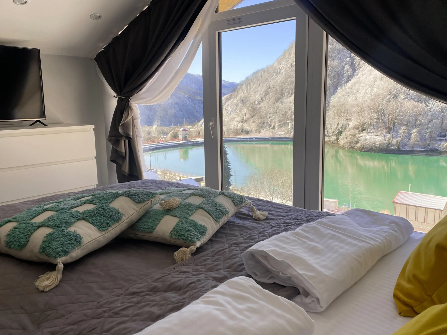 Квартира С Панорамным Видом на Озеро и Горы