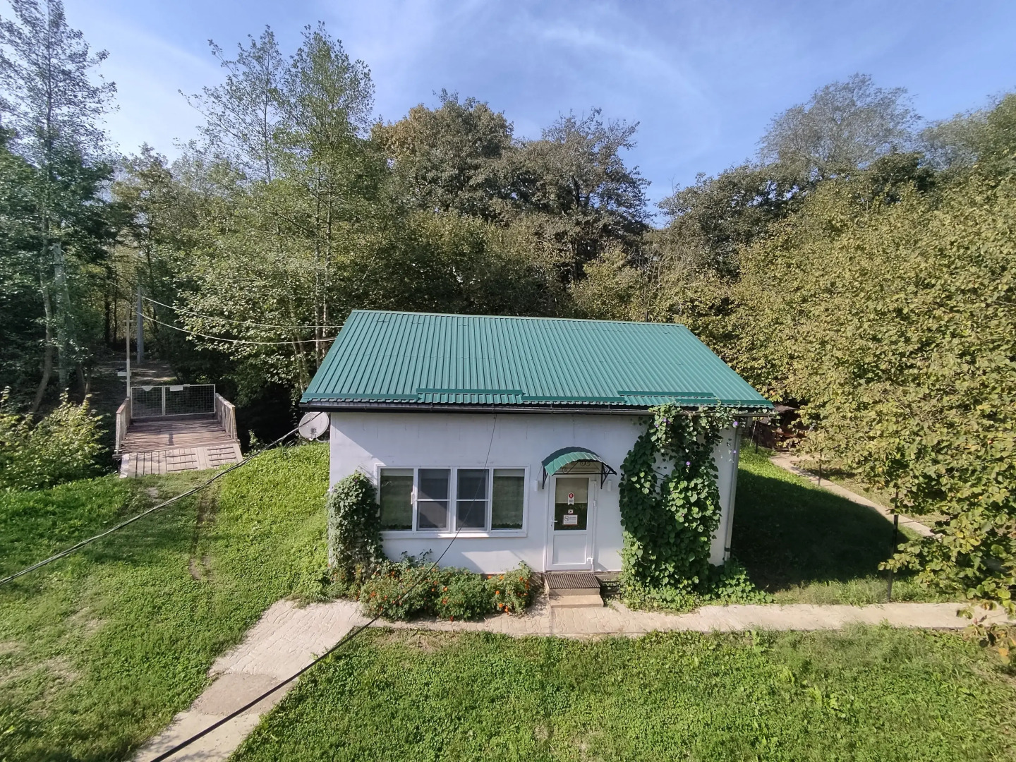 Частный дом у горной реки