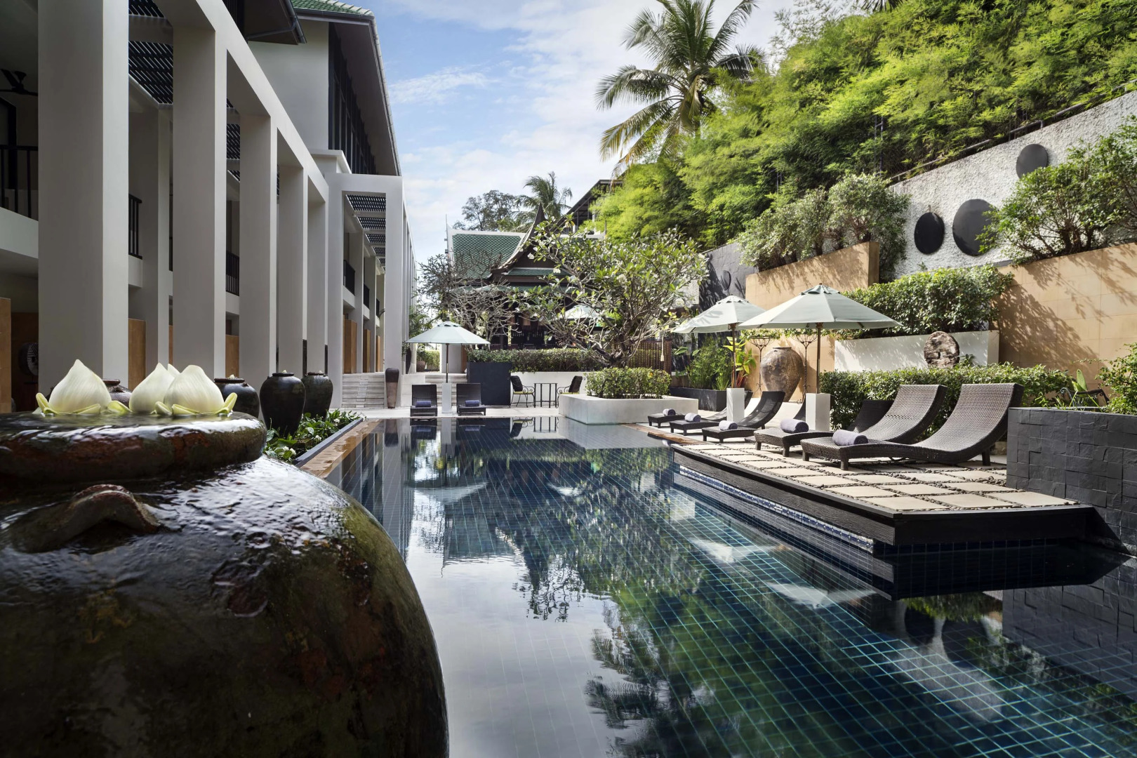 Отель OUTRIGGER Surin Beach Resort