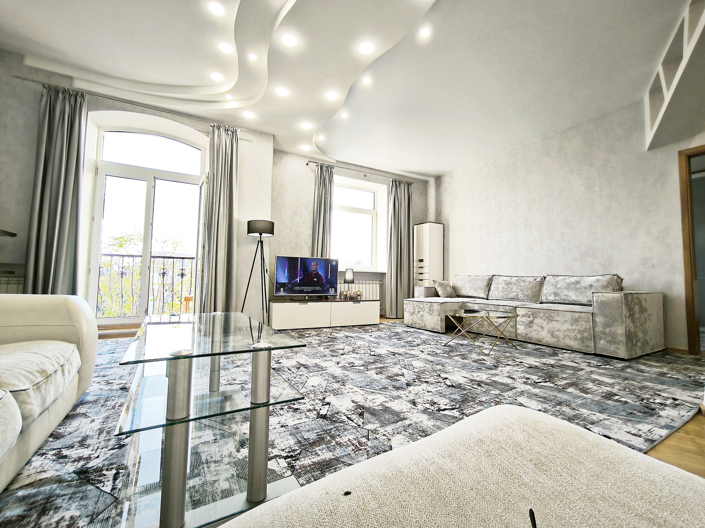 Апартаменты Центр Легендарный Дом под Шпилем | Огромная Трёшка