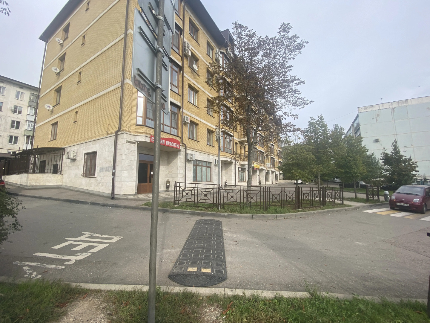 Апартаменты возле Парка на Аллее Строителей by Sutki26