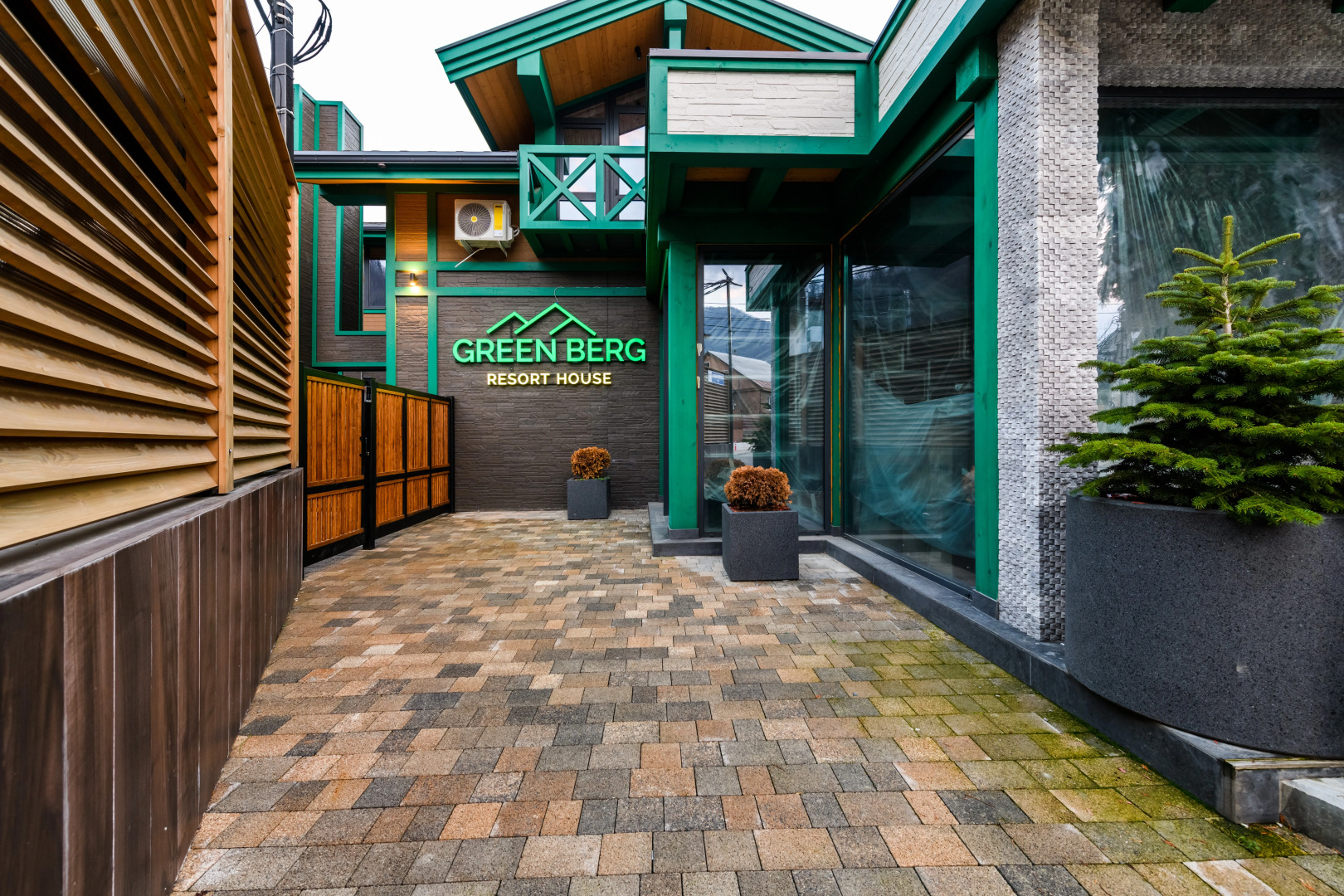 Апартаменты на Защитников Кавказа 114