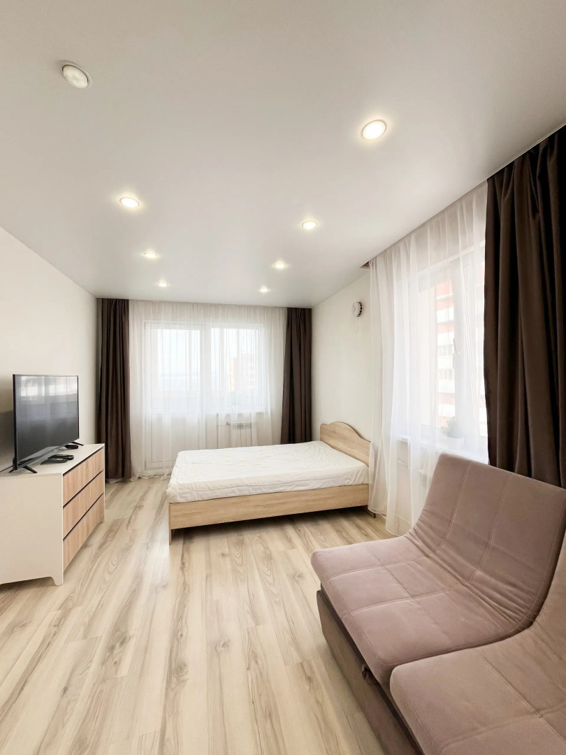 Новая большая двухкомнатная квартира на Площади Советов