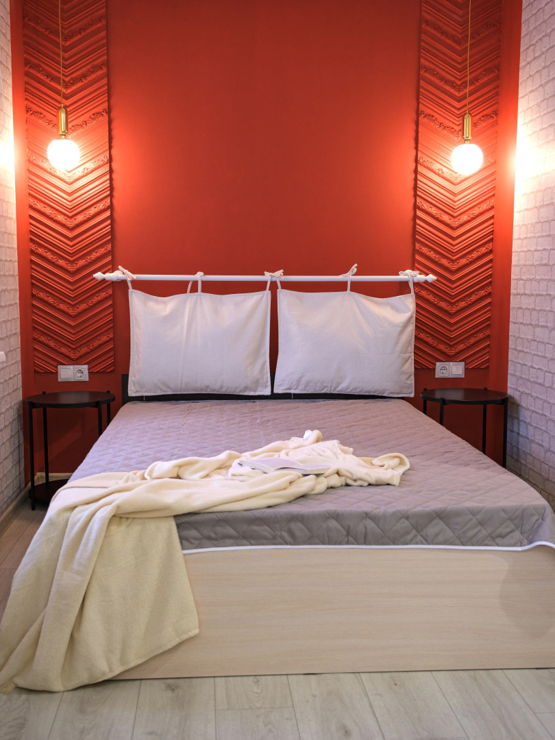 Квартира Студия с большой круглой ванной и камином