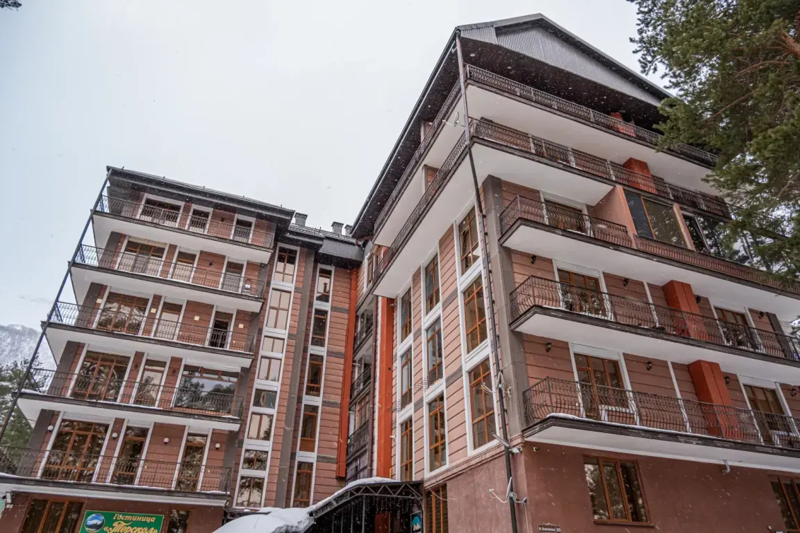 Апартаменты Семейные с Балконом  и Красивым Видом в Сосновом Лесу от Квартирукинг