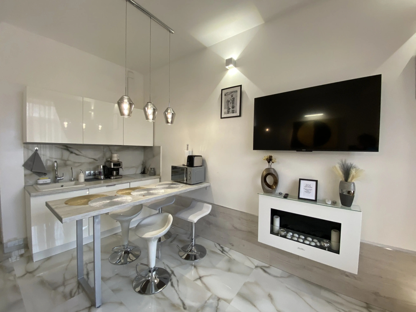 Апартаменты в современном стиле с камином