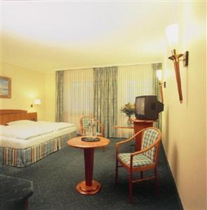 32851Crown Club Inn