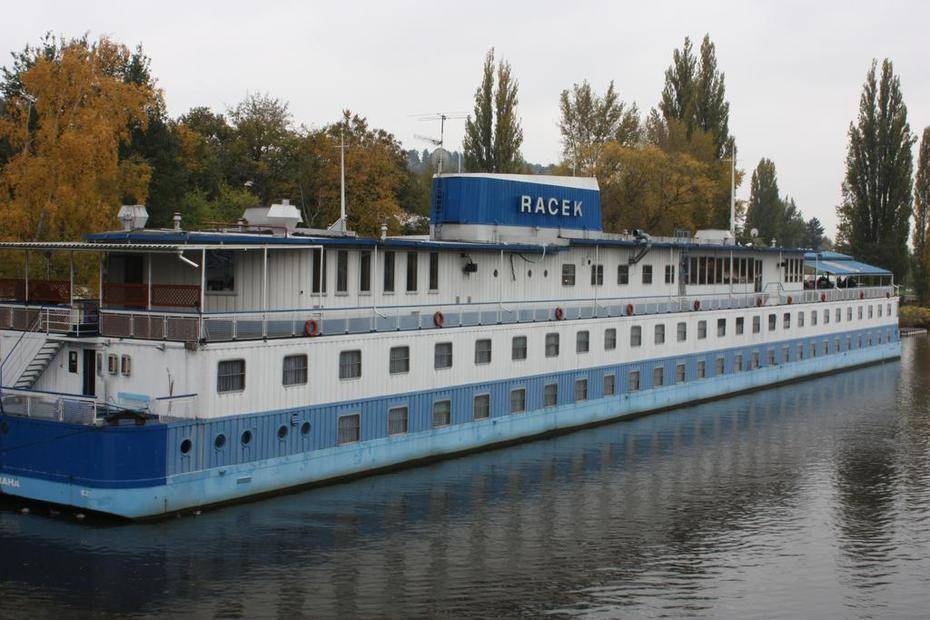 Botel Racek