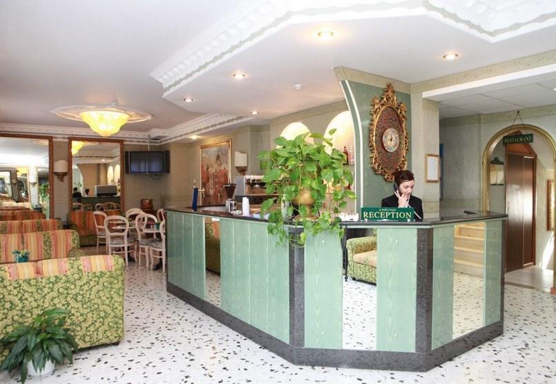 60547Montreal Naif Hotel