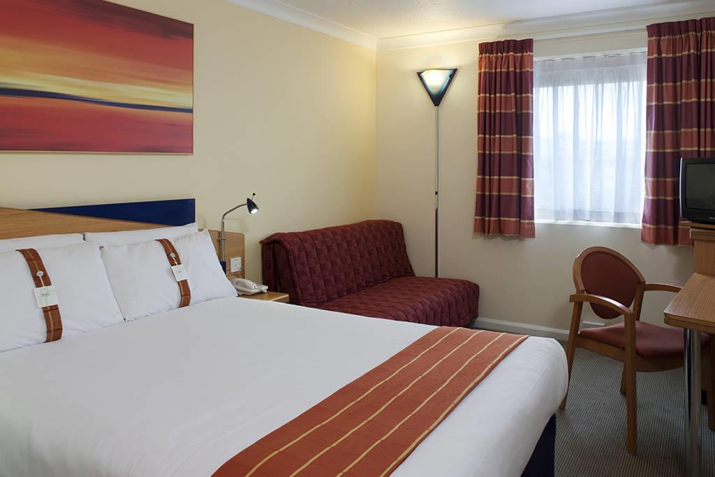 37429Crowne Plaza London Ealing